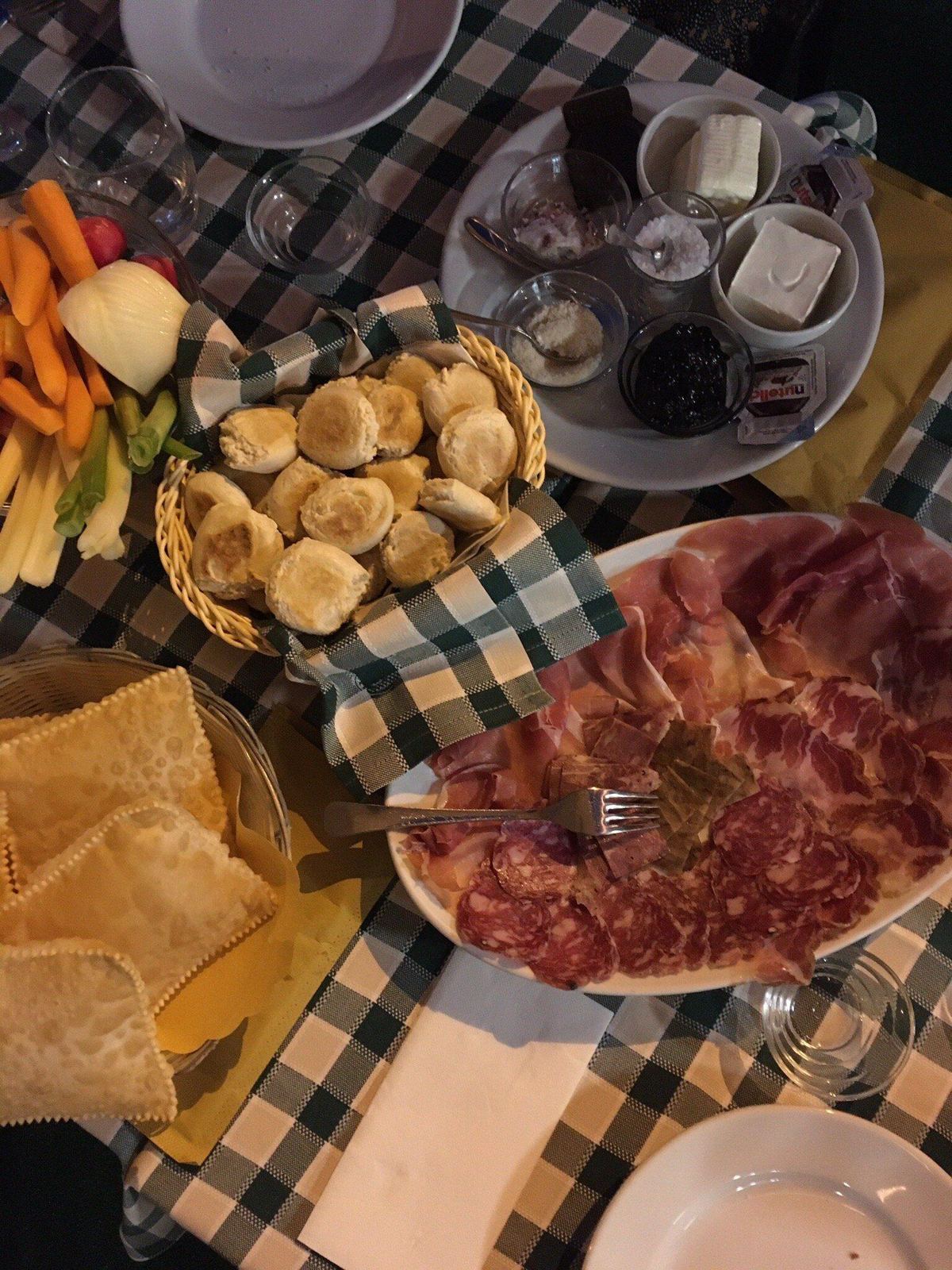 Tagliere di salumi, tigelle e gnocco fritto con pinzimonio.